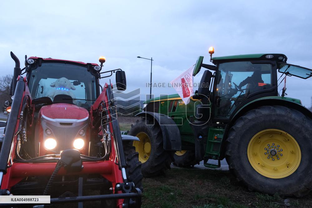 Farmers Block the A61 Motorway - Castelnaudary