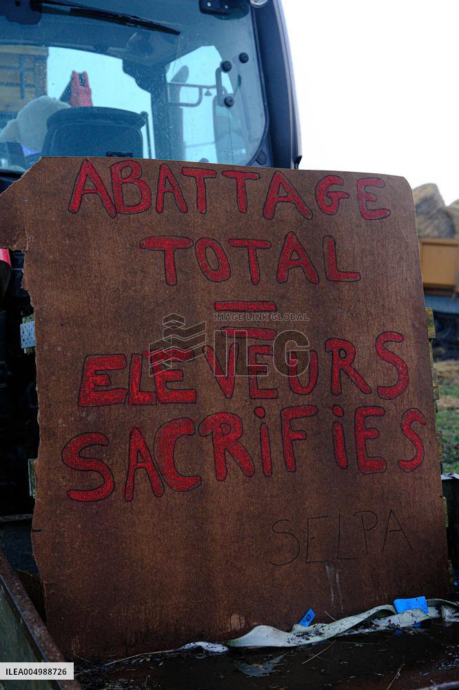 Farmers Block the A61 Motorway - Castelnaudary