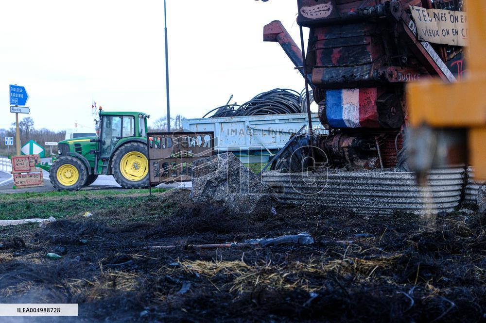 Farmers Block the A61 Motorway - Castelnaudary