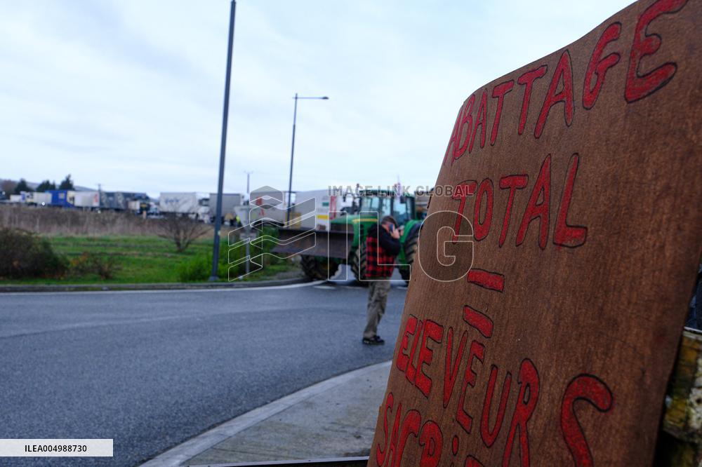 Farmers Block the A61 Motorway - Castelnaudary