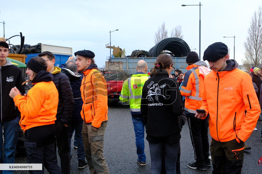 Farmers Block the A61 Motorway - Castelnaudary