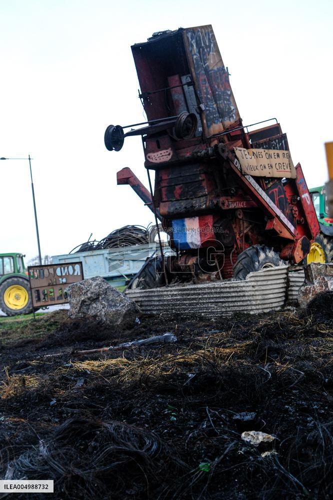 Farmers Block the A61 Motorway - Castelnaudary