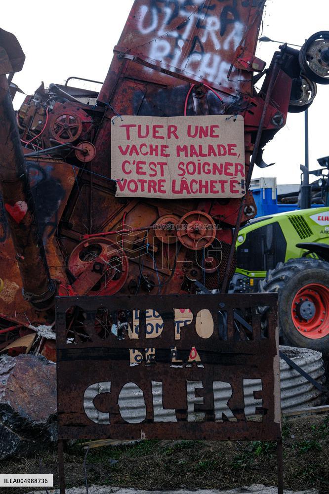 Farmers Block the A61 Motorway - Castelnaudary