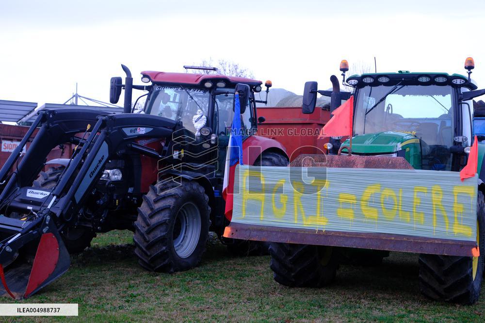 Farmers Block the A61 Motorway - Castelnaudary