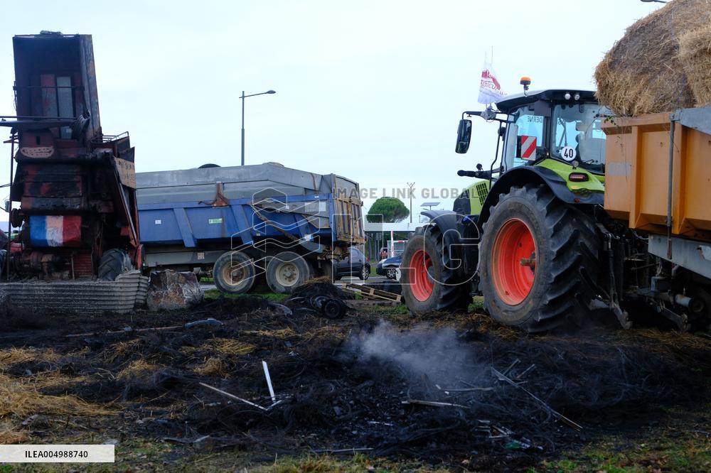 Farmers Block the A61 Motorway - Castelnaudary