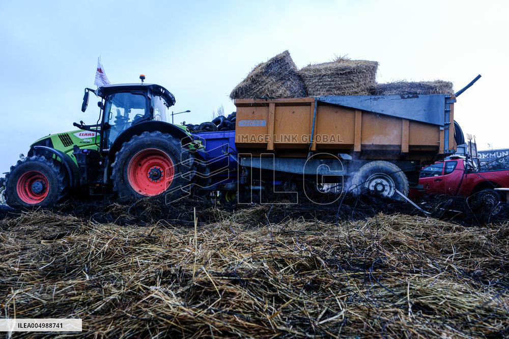 Farmers Block the A61 Motorway - Castelnaudary