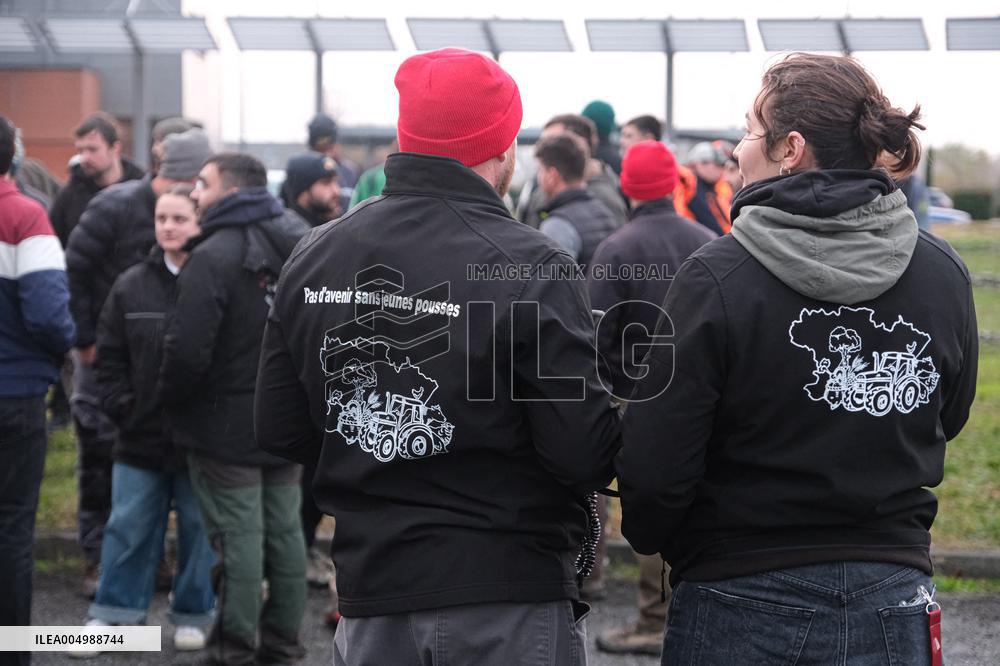 Farmers Block the A61 Motorway - Castelnaudary
