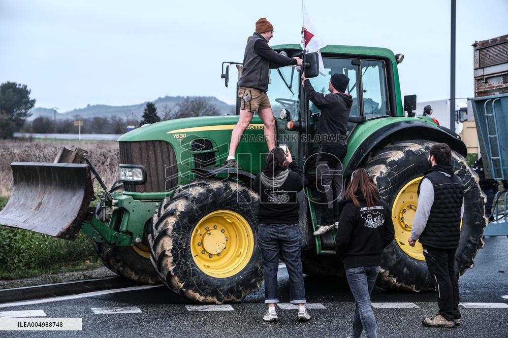 Farmers Block the A61 Motorway - Castelnaudary