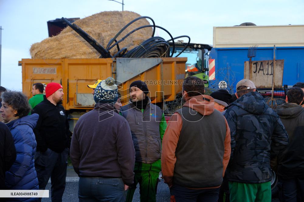 Farmers Block the A61 Motorway - Castelnaudary