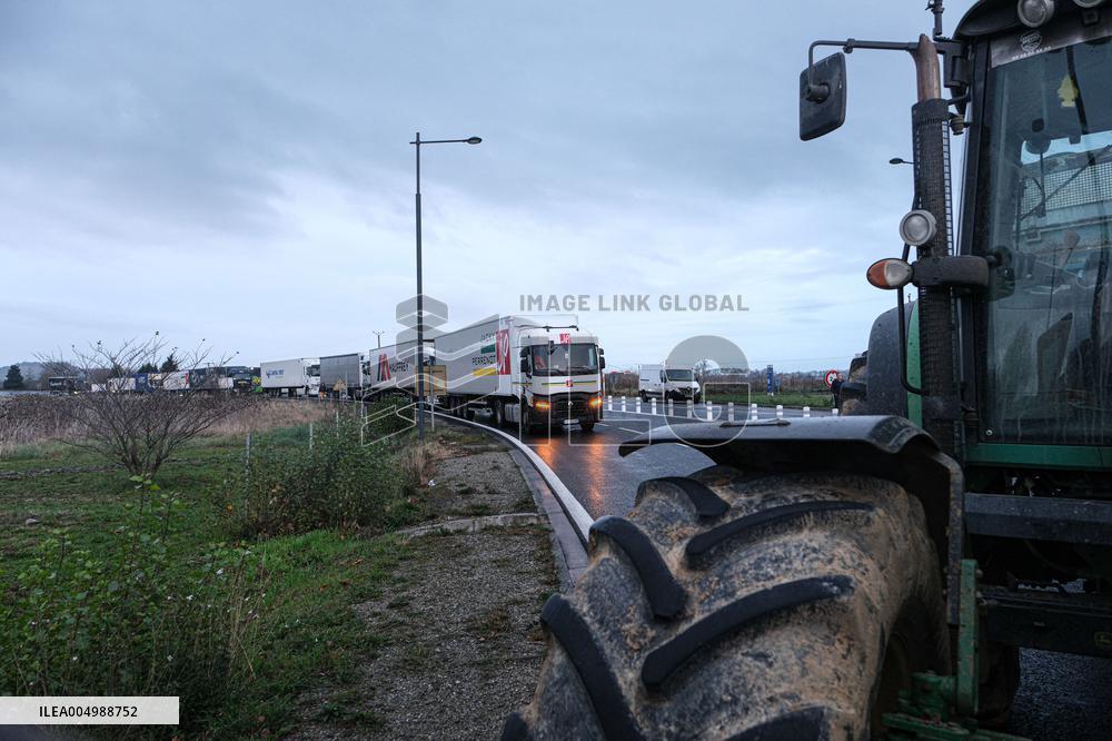 Farmers Block the A61 Motorway - Castelnaudary