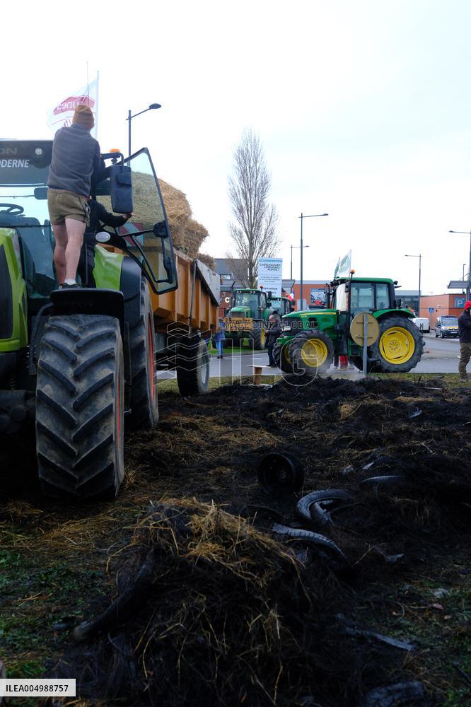 Farmers Block the A61 Motorway - Castelnaudary