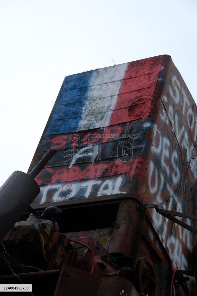 Farmers Block the A61 Motorway - Castelnaudary