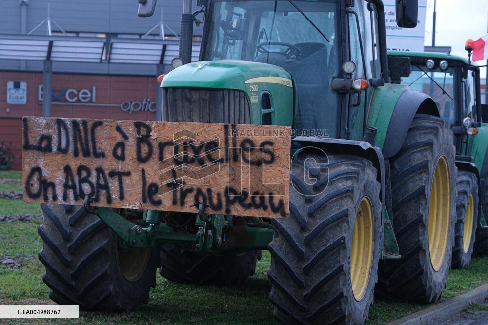 Farmers Block the A61 Motorway - Castelnaudary