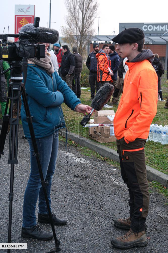 Farmers Block the A61 Motorway - Castelnaudary