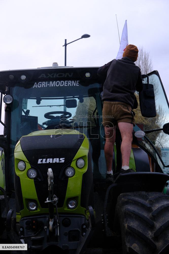 Farmers Block the A61 Motorway - Castelnaudary