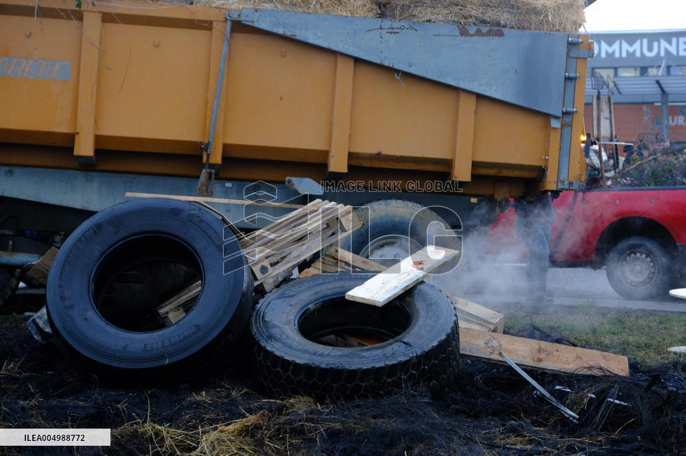 Farmers Block the A61 Motorway - Castelnaudary