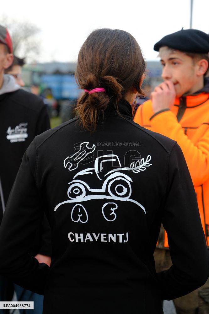 Farmers Block the A61 Motorway - Castelnaudary