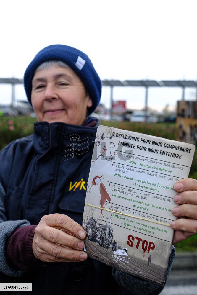 Farmers Block the A61 Motorway - Castelnaudary