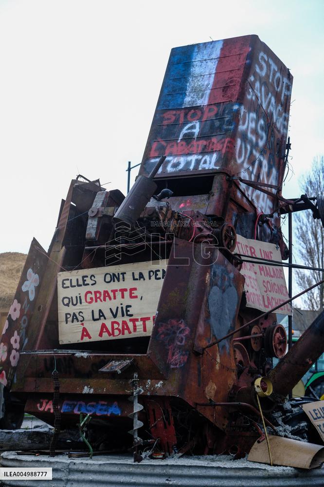Farmers Block the A61 Motorway - Castelnaudary
