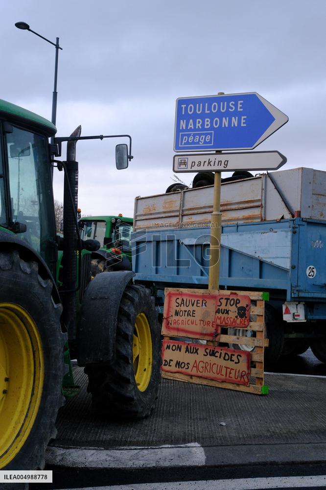Farmers Block the A61 Motorway - Castelnaudary