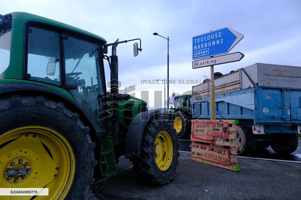Farmers Block the A61 Motorway - Castelnaudary