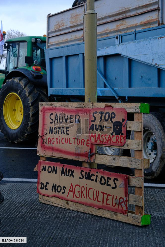 Farmers Block the A61 Motorway - Castelnaudary
