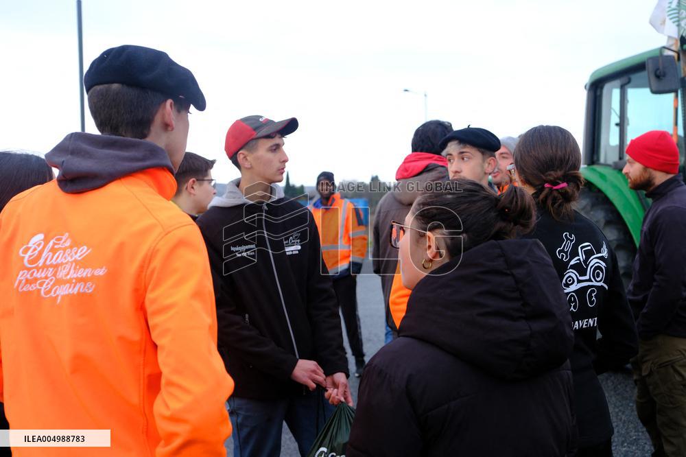 Farmers Block the A61 Motorway - Castelnaudary