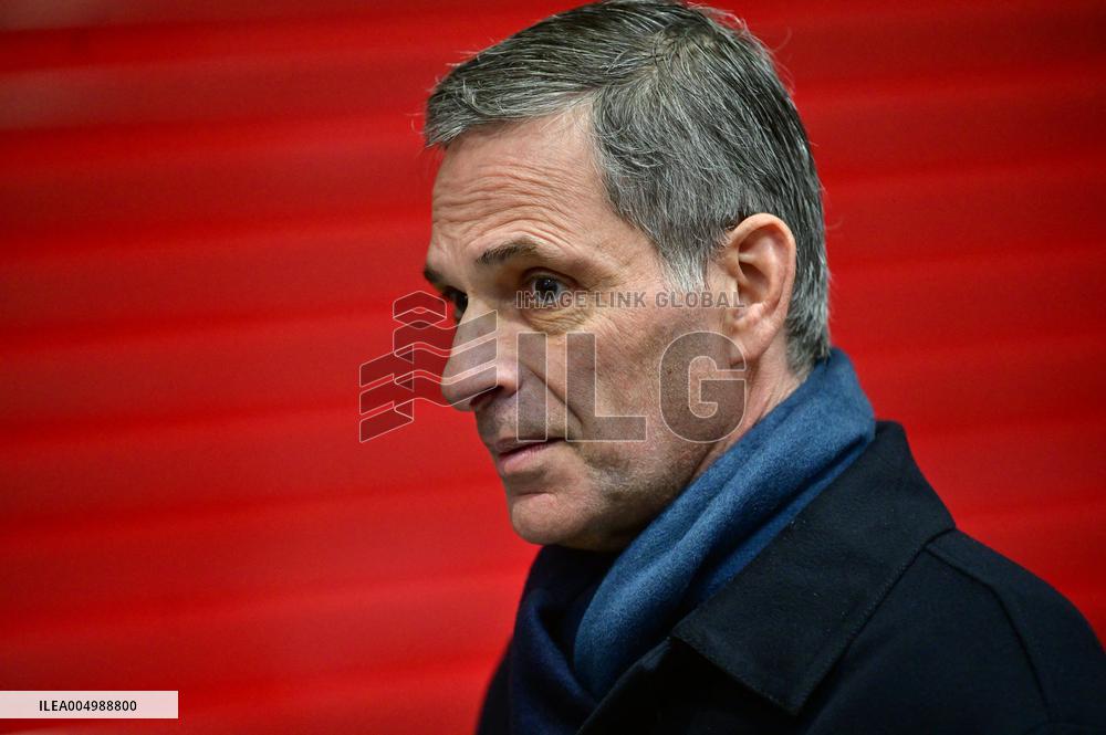 Macron Discusses Democracy Challenges With Readers - Marseille