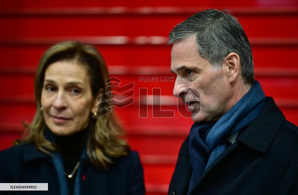 Macron Discusses Democracy Challenges With Readers - Marseille