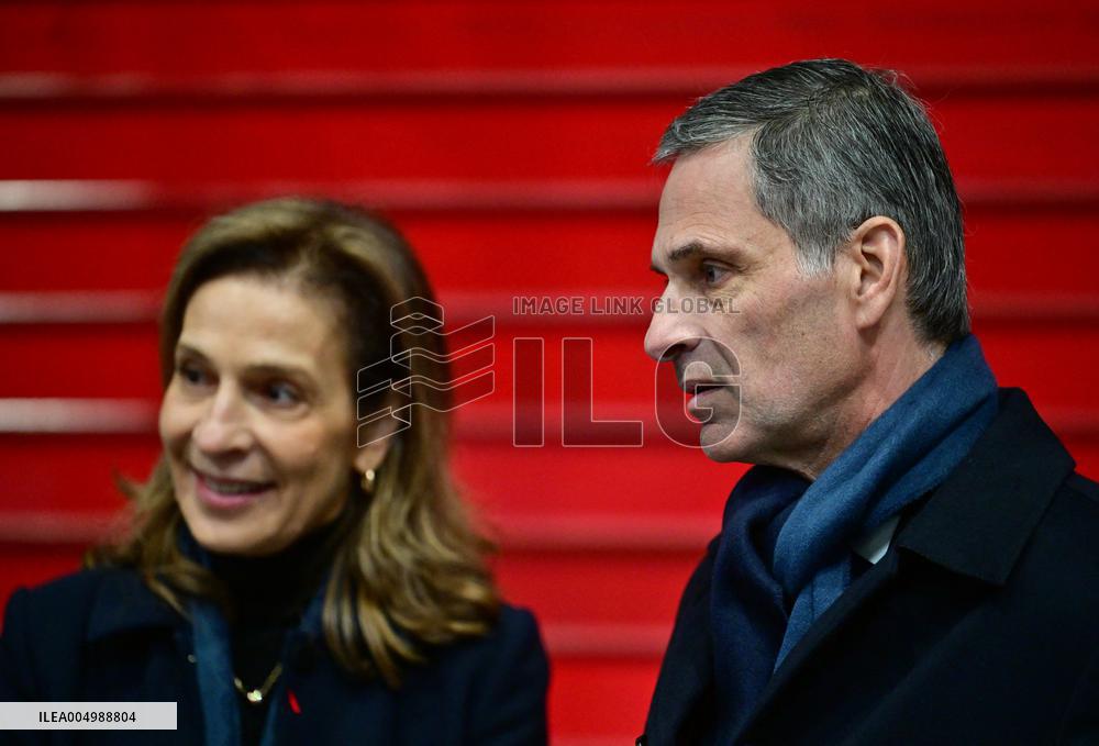 Macron Discusses Democracy Challenges With Readers - Marseille