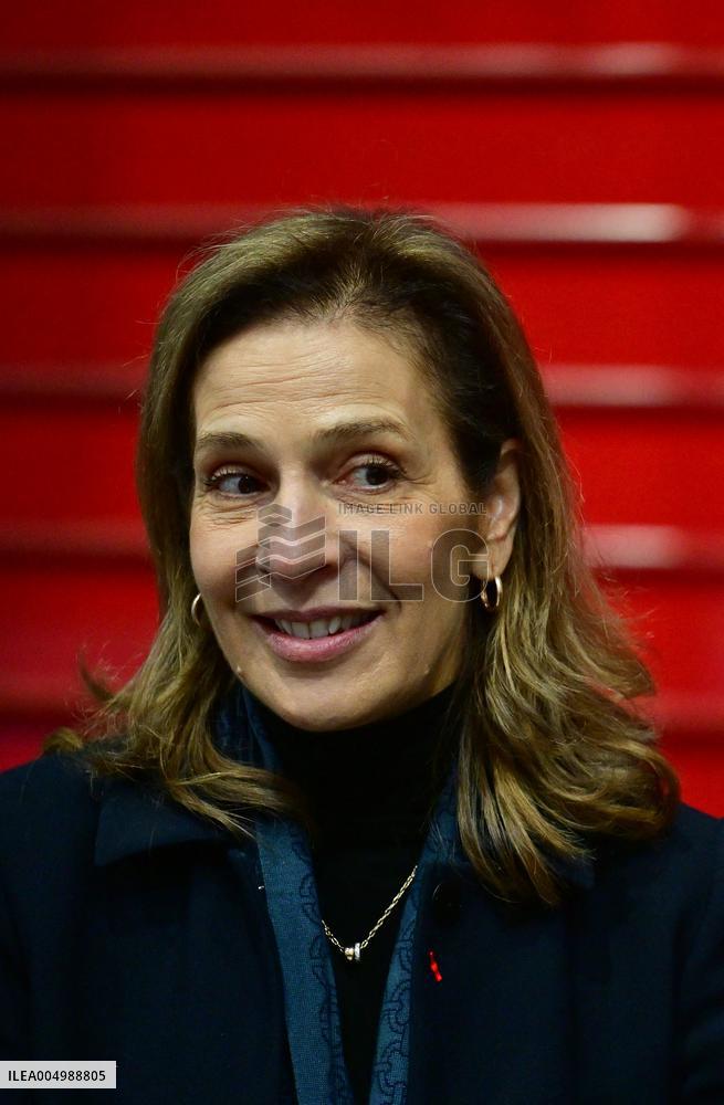 Macron Discusses Democracy Challenges With Readers - Marseille