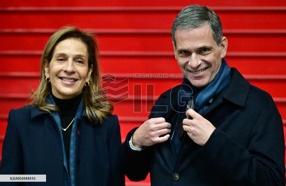 Macron Discusses Democracy Challenges With Readers - Marseille