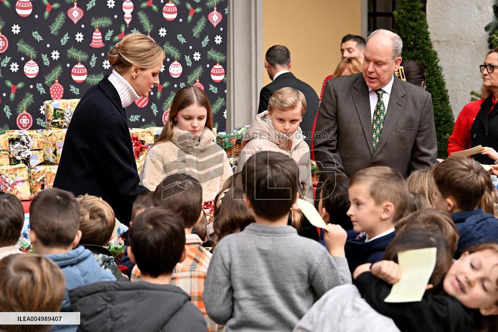 NO TABLOIDS - Prince Albert II And Princess Charlene Host Christmas Tree At Palace - Monaco