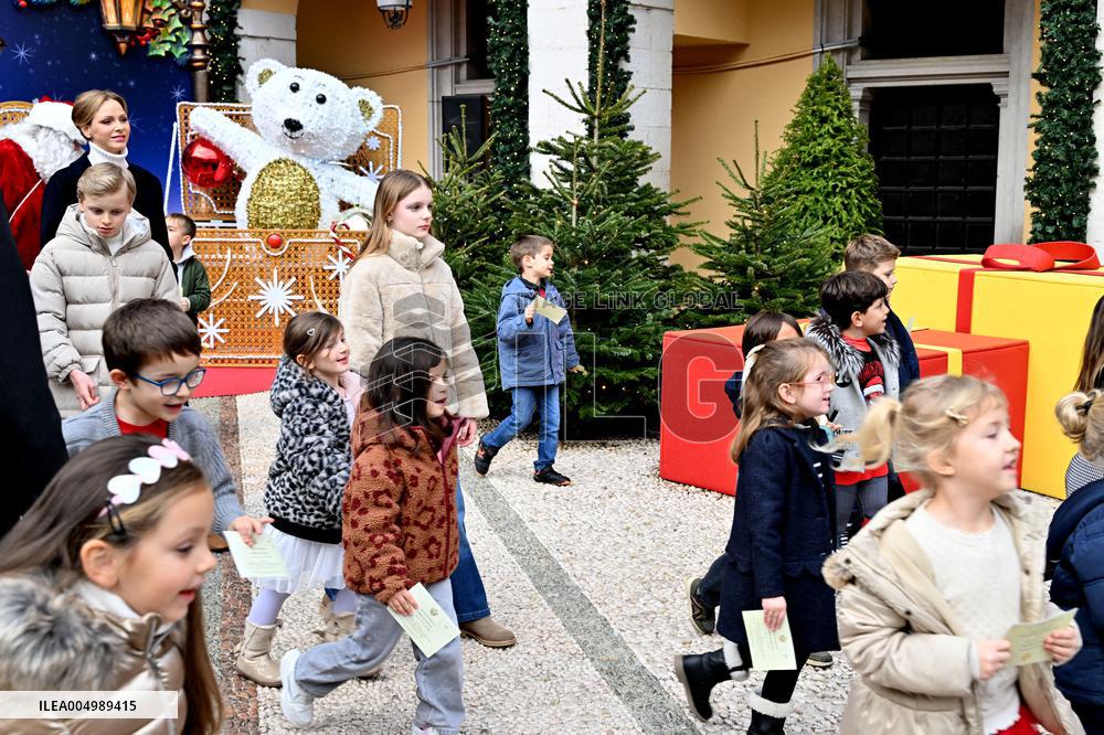 NO TABLOIDS - Prince Albert II And Princess Charlene Host Christmas Tree At Palace - Monaco