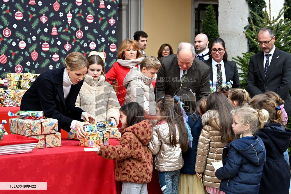 NO TABLOIDS - Prince Albert II And Princess Charlene Host Christmas Tree At Palace - Monaco