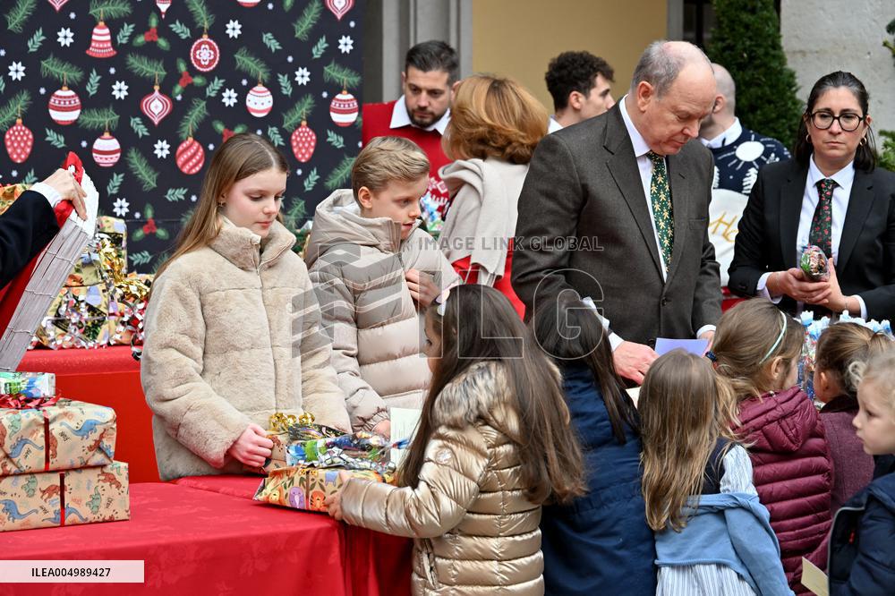 NO TABLOIDS - Prince Albert II And Princess Charlene Host Christmas Tree At Palace - Monaco