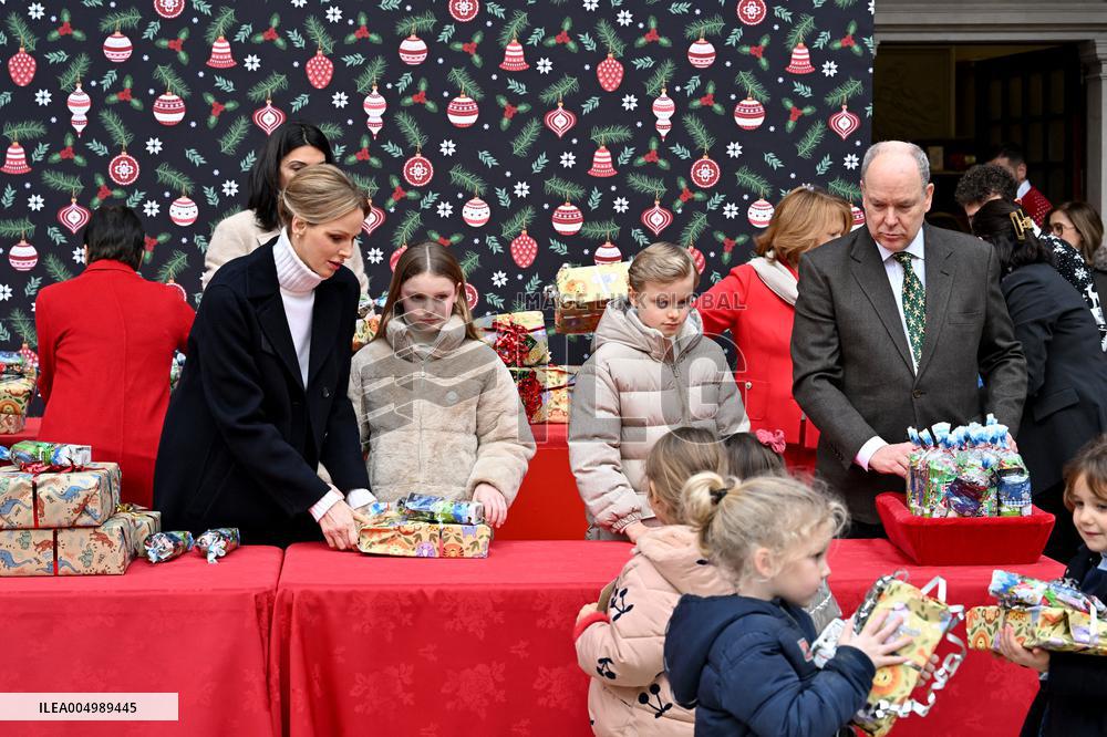 NO TABLOIDS - Prince Albert II And Princess Charlene Host Christmas Tree At Palace - Monaco