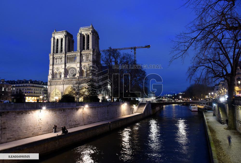 Christmas Market At Notre Dame de Paris - Paris