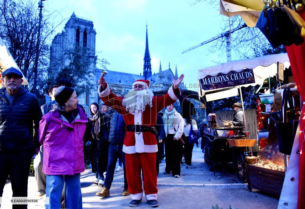 Christmas Market At Notre Dame de Paris - Paris