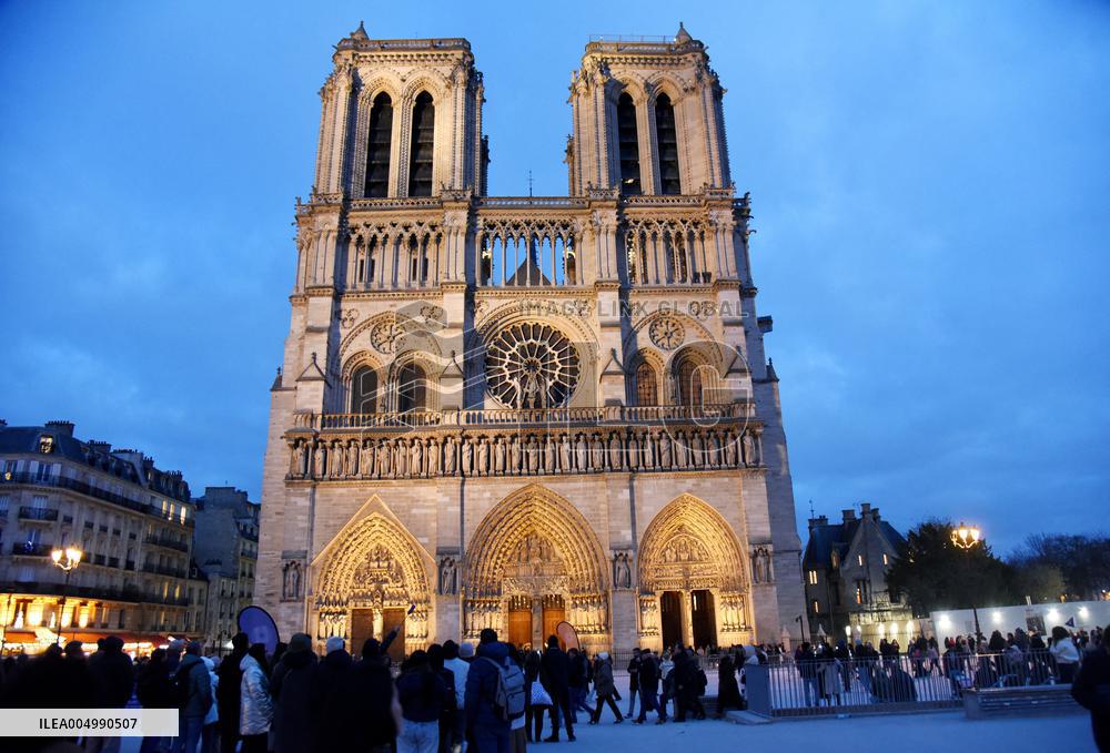 Christmas Market At Notre Dame de Paris - Paris