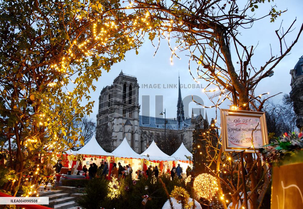 Christmas Market At Notre Dame de Paris - Paris