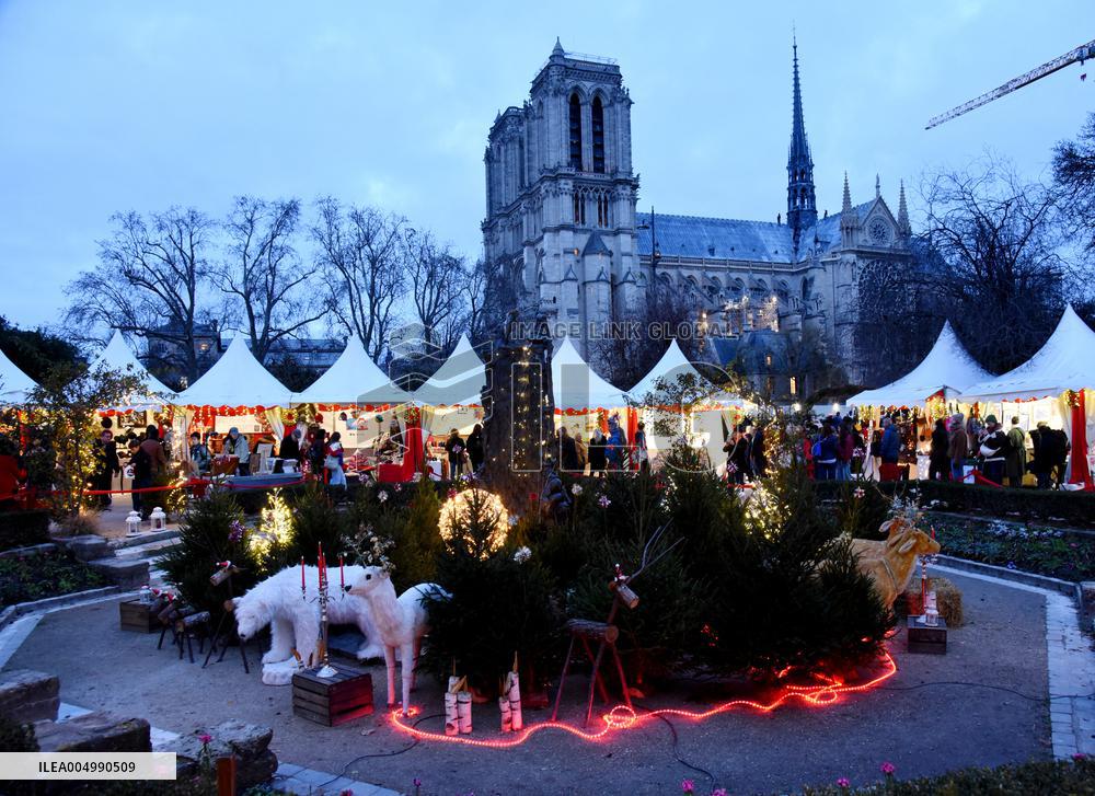 Christmas Market At Notre Dame de Paris - Paris