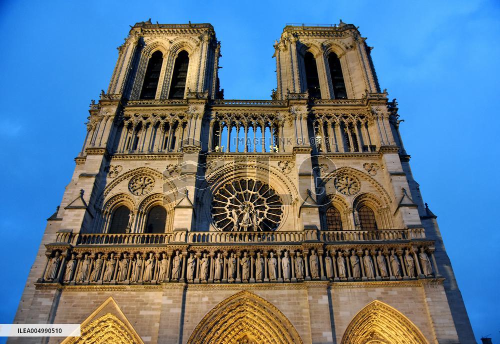 Christmas Market At Notre Dame de Paris - Paris