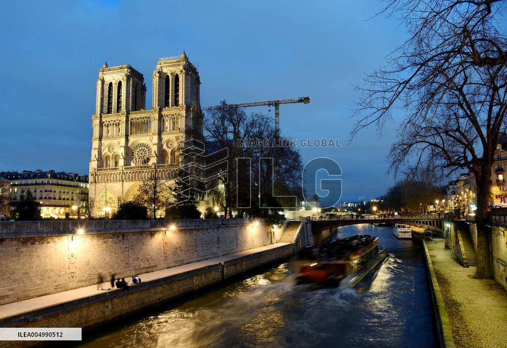 Christmas Market At Notre Dame de Paris - Paris