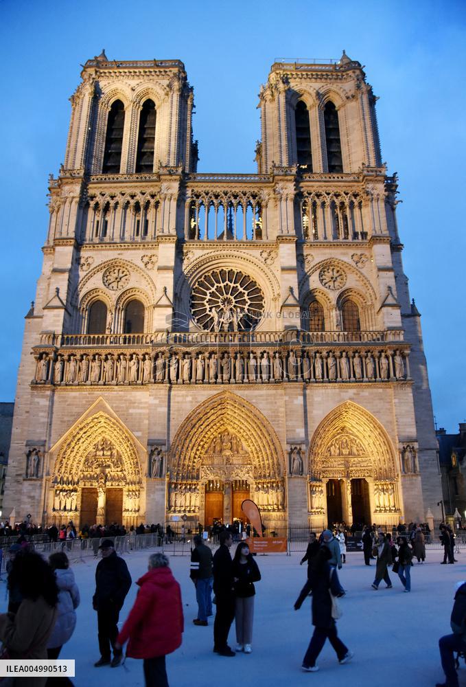 Christmas Market At Notre Dame de Paris - Paris