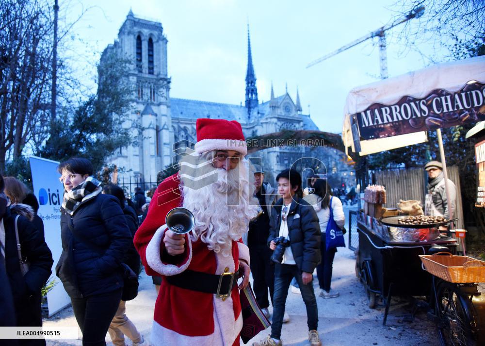 Christmas Market At Notre Dame de Paris - Paris