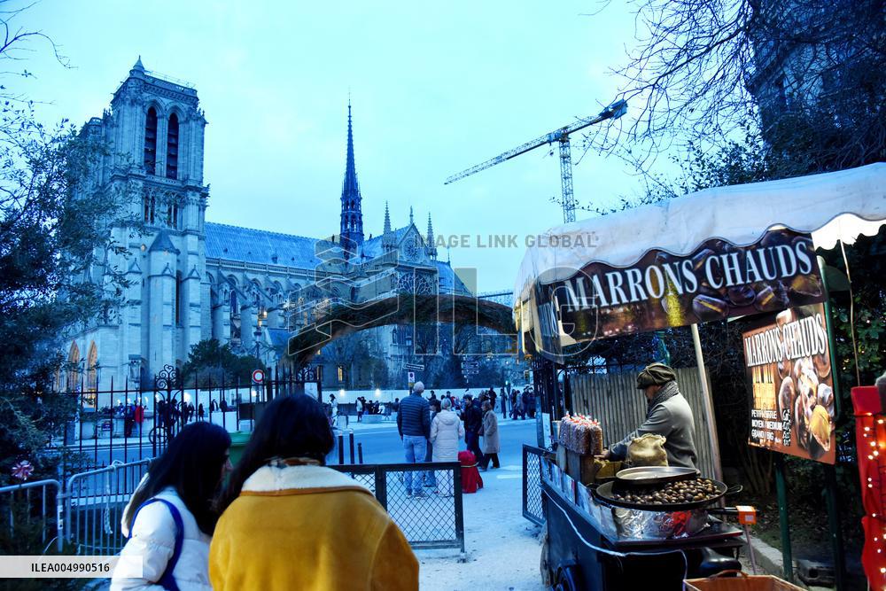 Christmas Market At Notre Dame de Paris - Paris
