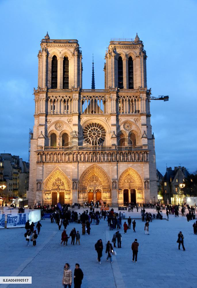 Christmas Market At Notre Dame de Paris - Paris