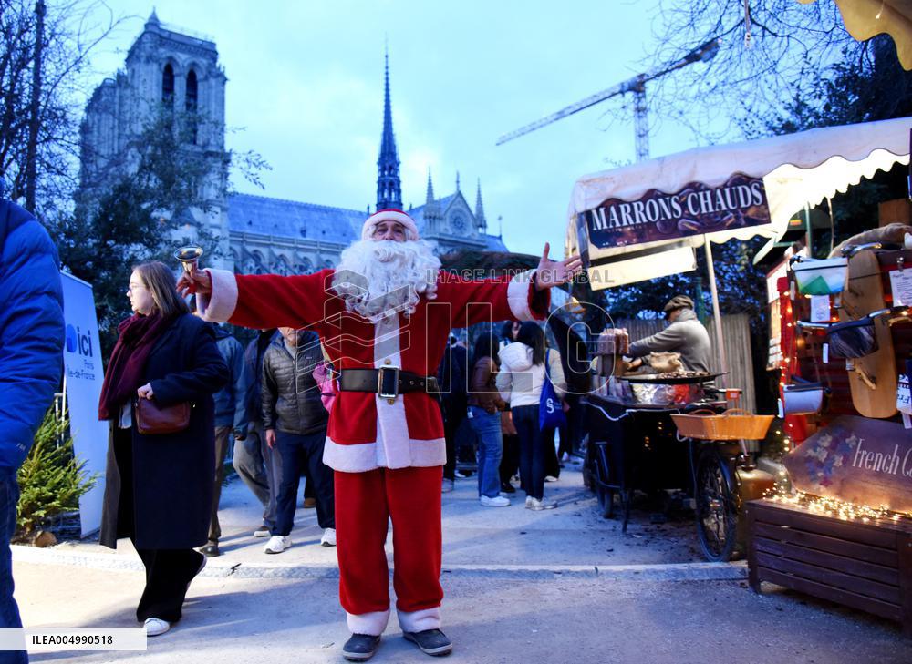 Christmas Market At Notre Dame de Paris - Paris