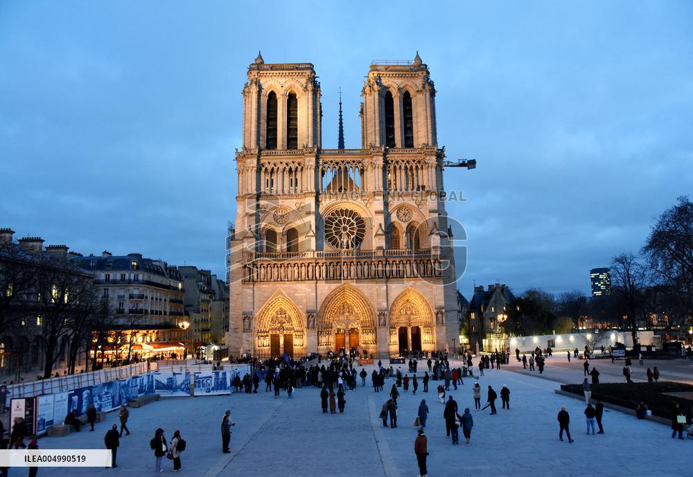 Christmas Market At Notre Dame de Paris - Paris